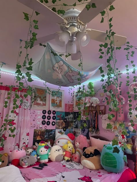 Saniro Bed, Keroppi Bedroom, Sanrio Aesthetic Room, Room Ideas Sanrio, Sanrio Themed Room, Sanrio Room Aesthetic, Bedroom Inspo Preppy, Sanrio Bedroom Ideas, Anime Theme Room