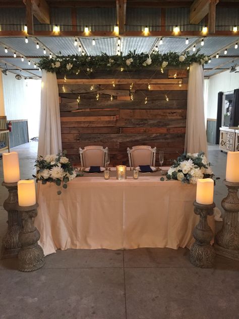 Wood Wedding Backdrop Head Table, Bridal Shower Bbq, Couples Table, Head Table Wedding Backdrop, Head Table Backdrop, Wedding Reception Layout, Rustic Wedding Details, Wedding Singer, Reception Layout