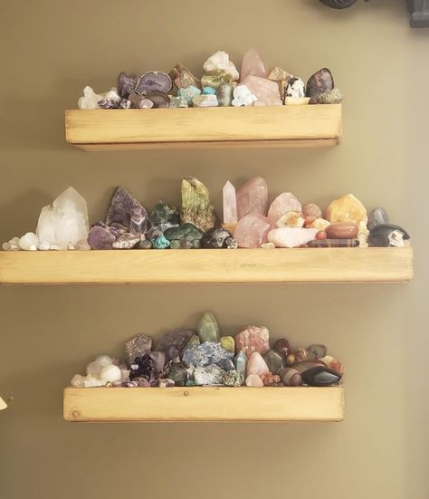 Healing Crystal Display Ideas, Diy Rock Display, Crystal Display Ideas Rock Collection, Ways To Display Crystals, Crystals Identification, Stone Display Ideas, Rock Display Ideas Diy, Office Crystals, Shelves For Crystals