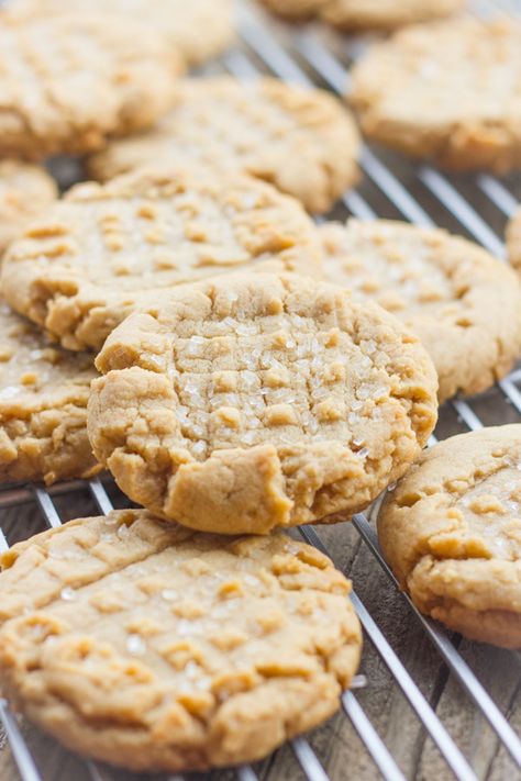 These brown butter peanut butter cookies are big, soft and chewy with a rich peanut butter flavor you'll love! #cookies #peanutbutter #brownbutter Jif Peanut Butter Cookies, Jif Peanut Butter, Classic Peanut Butter Cookies, Peanut Recipes, Peanut Butter Cookie Recipe, Peanut Butter Recipes, Classic Cookies, Chocolate Craving, Halloween Desserts