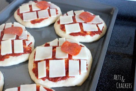 Star Wars Dinner Ideas, Star Wars Themed Food, Star Wars Snacks, Star Wars Party Food, Personal Pizzas, Birthday Cake For Men, Star Wars Birthday Cake, Star Pizza, Diy Star Wars