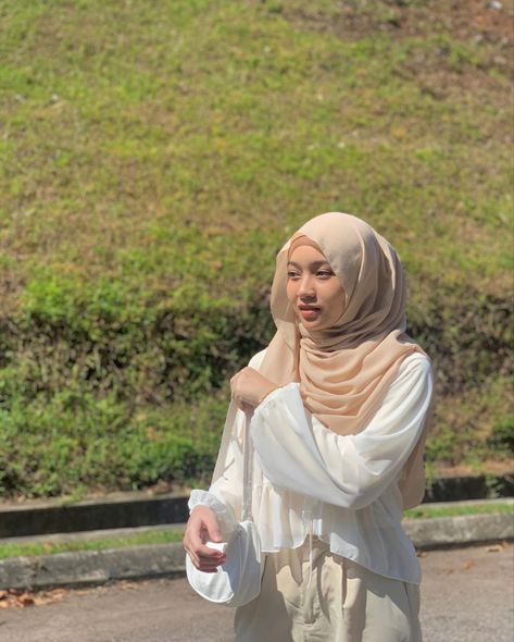 Girl Malaysia Aesthetic, Ulzzang Hijab Girl, Hijab Girl Aesthetic, Girl Hijab Aesthetic, Girl With Hijab, Hijab Formal, Muslim Girl Outfits, Girl Muslim, Model Hijab