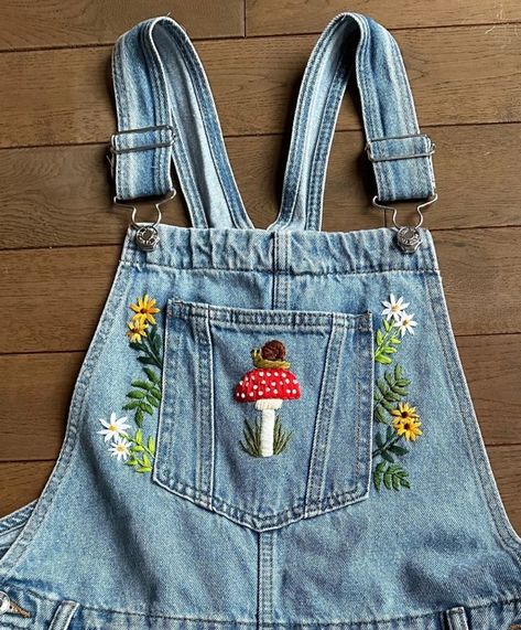 Embroidery Inspiration Jeans, Embroidery Overalls, Embroidery Doodles, Overall Embroidery, Diy Overalls, Embroidered Jeans Diy, Embroidered Overalls, Jean Ideas, Clothes Embroidery Diy