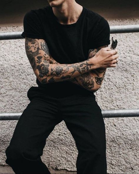 Tattoo Artist Aesthetic, Boys Ootd, Man With Tattoos, Simple Tattoos For Guys, Sharpie Tattoos, Outfit Essentials, Boy Tattoos, Style Rock, Artist Aesthetic