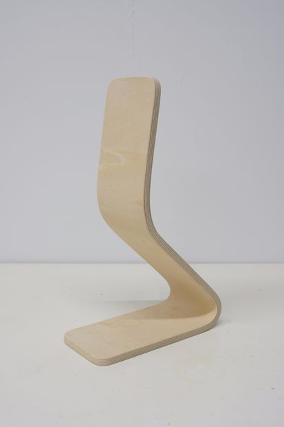 This is an experiment to bend plywood with 3D printed tool.I have bent plywood before.The method used at that time is so-called molded plywood.Apply glue to the... Bend Plywood, Bending Plywood, How To Bend Wood, Bent Plywood, Bent Wood, Wood Lamps, Wood Design, Bending, Floor Chair