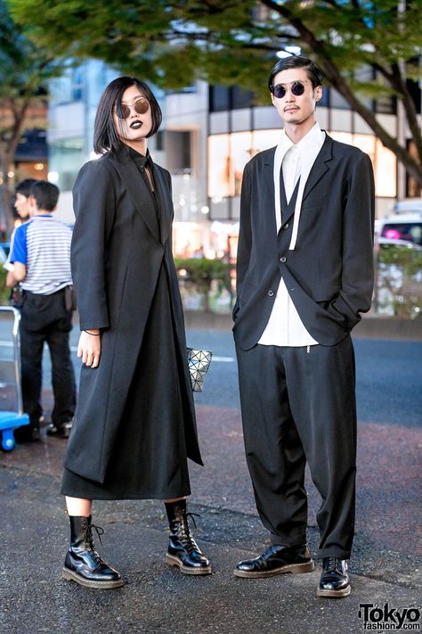 Yohji Yamamoto Streetwear Styles in Harajuku w/Dr. Martens Boots, Kei Shigenaga Sunglasses & Bao Bao Issey Miyake Clutch Yohji Yamamoto Street Style, Monochrome Streetwear, Japanese Minimalist Fashion, Streetwear Model, Bao Bao Issey Miyake, Streetwear Styles, All Black Fashion, Bao Bao, Asian Street Style