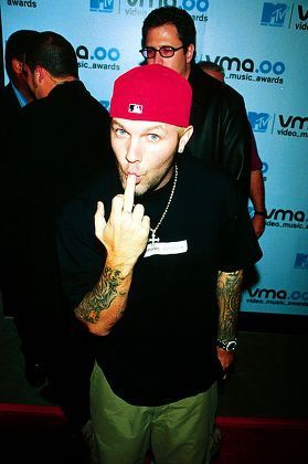 Fred durst sucking his middle finger Limp Bizkit Halloween Costume, Fred Durst Tattoo, Limp Bizkit Concert Outfit, Limp Bizkit Pfp, Fred Durst Outfit, Limp Bizkit Aesthetic, Fred Durst Pfp, Fred Durst 90s, Limp Bizkit Wallpaper