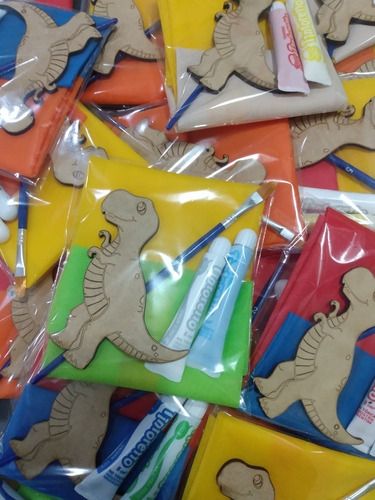 Birthday Souvenir Ideas Kids, Souvenirs Birthday Kids, Dino Girl Party, Kids Craft Box, Kids Party Crafts, Dinosaur Birthday Party Decorations, Dinosaur Birthday Cakes, Birthday Souvenir, Wood Toys Plans