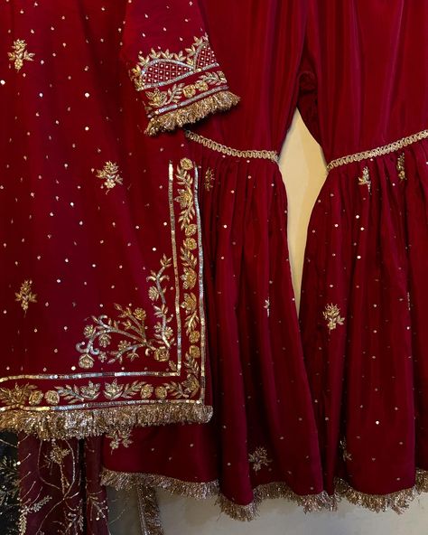 Nayab wedding formals Hand painted and heavily embellished organza dupatta And zardosi work kameez and gharara set Size/color/ design customisation available Order time 4 to 5 weeks DM for more details Or WhatsApp us on 6304014979 #weddingmood #nayabluxe #weddingformals #handpainted #handpainteddupatta #mariasajjadofficial #handpaintedandembellished #india Gharara Designs Pakistani, Gharara Designs Pakistani Bridal, Gharara Designs, Dupatta Designs, Desi Fits, Zardosi Work, Pakistani Fashion Party Wear, Pakistani Fancy Dresses, Dress Embroidery