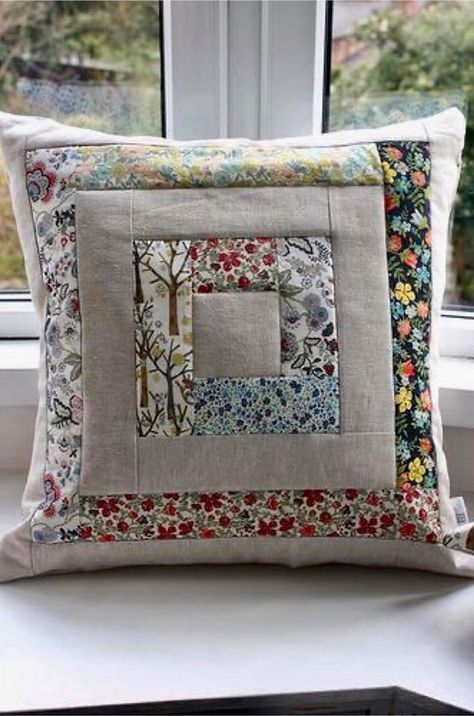 Corak Krusye, Projek Menjahit, Applique Cushions, Quilted Pillow Covers, Diy Pillow Covers, Sewing Cushions, Bantal Sofa, Patchwork Cushion, Cushion Cover Designs