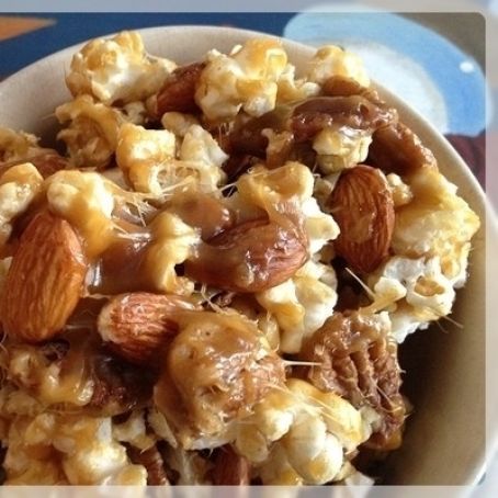 Poppycock Recipe, Popcorn Recipes Sweet, Popcorn Recipes Easy, Sweet Popcorn, Popcorn Treats, Tummy Yummy, Snack Mix Recipes, Candy Recipes Homemade, Flavored Popcorn