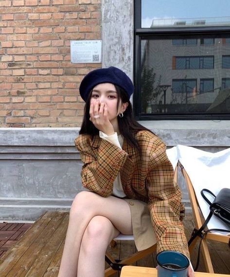 Beige Beret Outfit, Korean Beret, Cafe Snaps, P1harmony Concert, Winter Hat Outfit, Beret Outfit, Korean Winter, Rok Mini, Outfit Korean Style