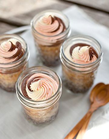 neopolitan cake in mason jars :) Neopolitan Cake, Mason Jar Desserts Recipes, Desserts In A Jar, Mason Jar Desserts, Jar Recipes, Cake In A Jar, Dessert In A Jar, Think Food, Meals In A Jar