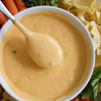 Nacho Cheese Sauce (Creamy) without Velveeta Homemade Nacho Cheese, Homemade Nacho Cheese Sauce, Nachos Cheese Dip, Homemade Nachos, Nacho Cheese Sauce, Nacho Cheese, Think Food, Snacks Für Party, Evaporated Milk