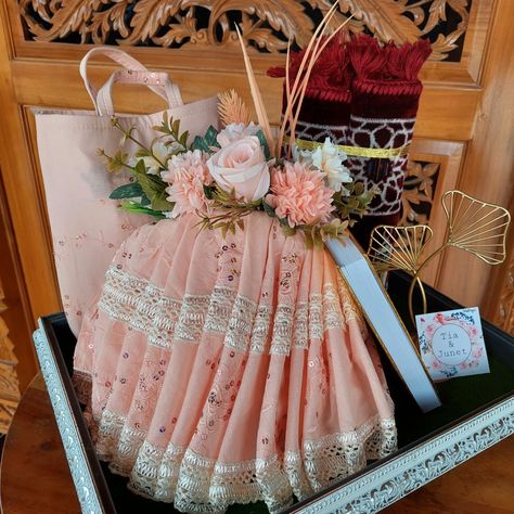 Seserahan Alat Sholat, Hantaran Mukena, Seserahan Mukena, Box Hantaran, Hantaran Ideas, Gubahan Hantaran, Wedding Trays, Wedding Stages, Hantaran Pernikahan