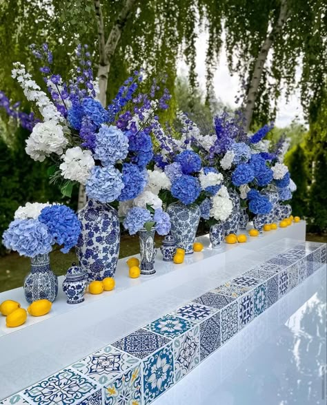 Delft Blue Wedding Decor, Greece Themed Party Decoration, White Mehandi, Greece Wedding Decor, Mediterranean Wedding Theme, Greek Wedding Theme, Blue Willow Wedding, Corfu Wedding, Dutch Wedding