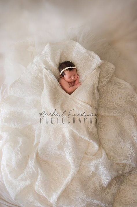 Baby In Wedding Dress, Mom Wedding Dress, Foto Newborn, Newborn Baby Photos, Foto Baby, Mom Wedding, Newborn Shoot, Newborn Baby Photography, Baby Wedding