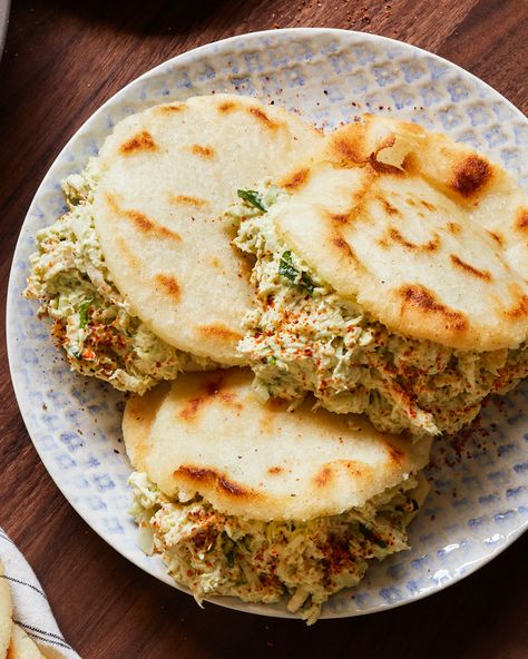 Arepa Reina Pepiada Arepa Filling, Avocado Chickpea, Baking Powder Uses, Healthy Vegetarian, Vegan Life, Vegan Eating, Vegan Dinners, Pita, Vegan Vegetarian