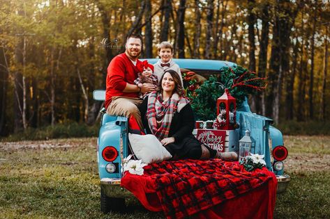 Destiney Ford Photography / Atlanta photographer Truck Bed Christmas, Outdoor Christmas Photos, Christmas Mini Shoot, Vintage Truck Christmas, Christmas Pictures Outfits, Christmas Family Photoshoot, Xmas Pictures, Photography Mini Sessions, Xmas Photos