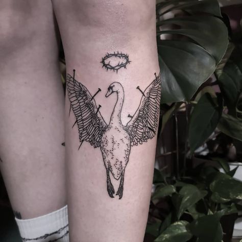 Lina Sabari on Instagram: “Hvala Karina! 🥀 #jezuskristus #muteswan #swan #water #heart #king #swanillustration #animal #wings #swantattoo #blackwork #linework…” Swan Upon Leda Tattoo, Swan Back Tattoo, Swans Tattoo, Swan Tattoo Design, Black Swan Tattoo, Skin Fillers, Swan Tattoo, Dark Swan, Mute Swan