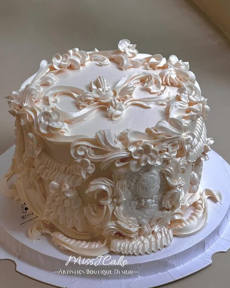 MISSJCAKE (@missjcakeart) • Instagram photos and videos 1800 Cake Ideas, April Cake Ideas, Photo Cake Ideas, Cake Ideas For Women Birthday, Bday Cake Ideas, Marie Antoinette Cake, Wedding Cake Vintage, Vintage Wedding Cakes, Victorian Cake