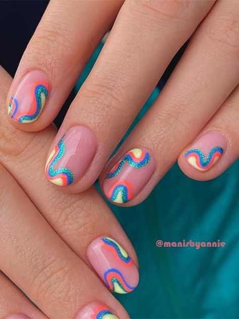 Short Nail Designs Festival, Fun Nails Short Gel, Multi Colored Swirl Nails, Creative Nail Designs Short, Retro Swirl Nails, 70s Swirl Nails, Swirly Nail Designs Short, Short Festival Nails, Festival Nails Short