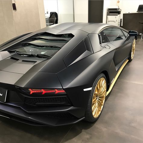 Lamborghini Aventador S painted in Nero Nemesis w/ a set of Gold Dianthus wheels and matte Oro Elios accents  Photo taken by: @lamborghini.kobe on Instagram Dream Cars Lamborghini, Cars Lamborghini, Black Cars, Lamborghini Veneno, Jaguar Xk, Lamborghini Cars, Exotic Sports Cars, Best Classic Cars, Jaguar Car