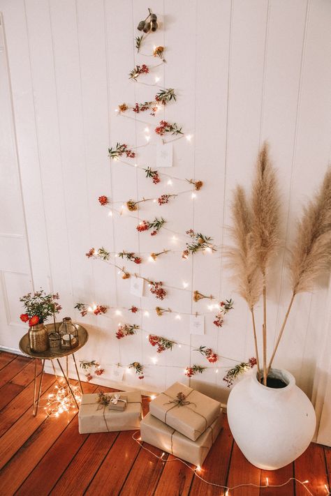 Alternative Christmas Tree Ideas, Christmas Tree Alternatives, Ideas Decoracion Navidad, Light Tree, Fairy Christmas, Wall Christmas Tree, Cool Christmas, Alternative Christmas, Alternative Christmas Tree