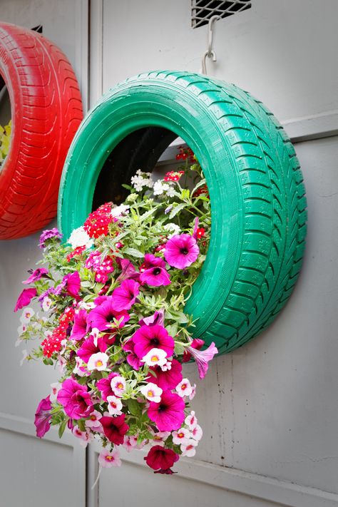 Reuse Old Tires, Tire Garden, Tire Planters, Pallets Diy, Recycled Garden, Extremely Funny, Old Tires, Planter Design, Ways To Recycle