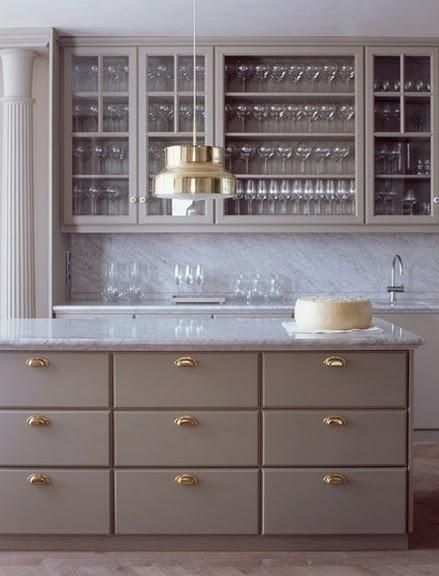 Gold hardware looking particularly fierce.  Pretend the Doric column isn't there. Серая Кухня, Grey Kitchen Designs, Kabinet Dapur, Gray Cabinets, Studio Kitchen, Classic Kitchen, Gold Kitchen, 아파트 인테리어, Kitchen Farmhouse