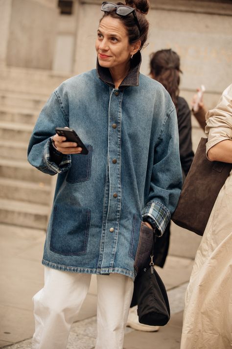 Street Style at London Fashion Week Spring 2023 [PHOTOS] – WWD Fashion Week Street Style 2024, Shanghai Street Style, Fashion Week Spring 2023, Fall Fashion 2023, Jeans Street Style, 2023 Trends, Jean Trends, Fashion Victim, Street Style Chic