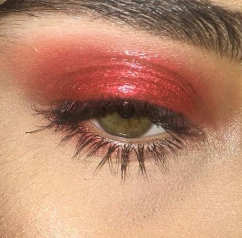 red shadow Red Eye Looks Simple, Makeup To Go With Red Dress Simple, Subtle Red Makeup Looks, Red Shadow Makeup, Dark Red Makeup Aesthetic, Gold And Red Makeup Looks, Little Red Riding Hood Makeup Pretty, Red Makeup Looks Simple, Red Eye Shadow Makeup