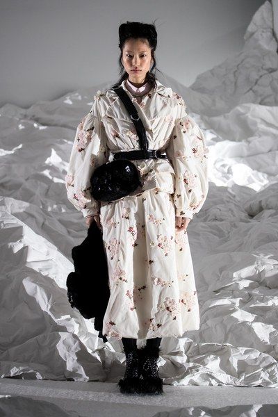 The complete Moncler 4 Simone Rocha Fall 2018 Ready-to-Wear fashion show now on Vogue Runway. Fringe Fashion, Vogue India, Womenswear Fashion, Fashion Show Collection, Fall 2018, Vogue Paris, Mode Inspiration, Henna Designs, Kanye West