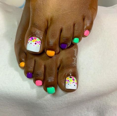 Cute Spring Pedicure Ideas, Summer Pedicure Designs Bright Colors, Summer Toes Designs, Easter Pedicure Toenails, Toenail Designs Summer Pedicures, Summer Pedicure Designs Toenails, Easter Toe Nail Designs, Fun Pedicure Ideas, Bright Pedicure Ideas