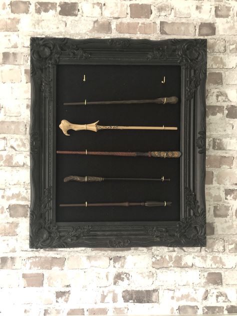 Wand Stand Diy Harry Potter, Olivanders Wand Shop Diy, Harry Potter Game Room, Harry Potter Collection Display, Harry Potter Wand Stand, Harry Potter Wand Display, Harry Potter Inspired Bedroom, Harry Potter Wand Collection, Harry Potter Living Room