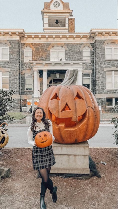 Diy Halloween Town Pumpkin, Halloweentown Oregon, Boston Halloween, Halloweentown Movie, St Helens Oregon, Halloween Apartment, Halloween Town Movie, Oregon Fall, Washington Trip