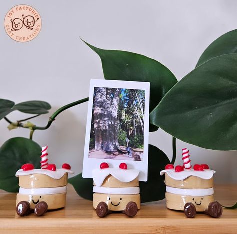 Jellycat inspired photo polaroid holders 🥰 Stay tuned for my shop launching soon! #polymerclay #SmallBusinessOwner #smallbusinessaustralia #SupportLocal #handmade #cute #kawaii #clayart #polymerclaybusiness #viral #Melbourne #handmadeart #artistsoninstagram #clayartist #crafter #cuteart #claysculpture #reelsinstagram #handmadecrafts #jellycat #deskfriend #kawaii #hedgehog #reelsinstagram #claycute #trending #jellycatinspired Jelly Cat Photo Holder, Jellycat Pottery Painting, Jelly Cat Clay Ideas, Ceramic Polaroid Holder, Polymer Clay Photo Holder, Clay Jellycat, Clay Polaroid Holder, Clay Picture Holder, Clay Photo Holder