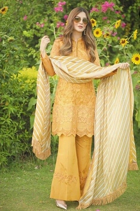 Pakistani Kurti With Bell Bottom Pants, Bell Bottom Pakistani Outfits, Short Shirt With Bell Bottom Pakistani, Kurti With Bell Bottom Pants, Bell Bottom Trousers Pakistani, Short Shirt With Plazo Pakistani, Bell Bottom Plazo, Bell Bottom Trouser Designs Pakistani, Pakistani Plazo Designs