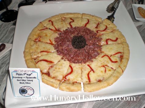 Hungry Happenings: Serve appet-EYE-sers (eye shaped snacks) this Halloween. Healthy Halloween Food, Halloween Pizza, Halloween Food Ideas, Recetas Halloween, Halloween Food Appetizers, Halloween Punch, Halloween Fruit, Spooky Food, Halloween Appetizers