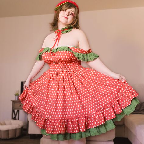 Strawberry Picnic Dress Plus Size Farmers Market Outfit, Strawberry Dress Outfit, Strawberry Style, Strawberry Inspired Outfit, Patterns Outfit, Strawberry Fashion, Fruit Dress, Fruitful Fashion, Strawberry Clothes