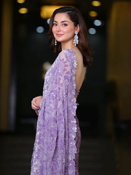 Hania Amir performed at HUM Women Leaders Award 2020 Hania Amir Traditional Outfits, Hania In Saree, Hania Amir In Saree, Hania Amir Saree, Hania Amir Outfits, Hania Amir Makeup, Hania Amir Dresses, Haina Amir, Sheer Saree