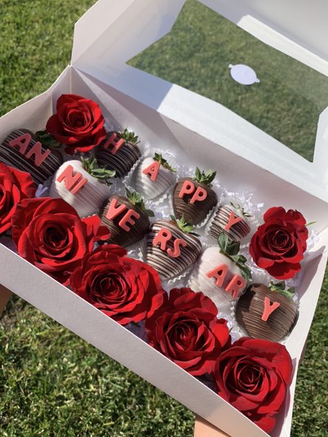 Happy Anniversary Chocolate Strawberries, Anniversary Treat Box Ideas, Happy Anniversary Strawberries, Anniversary Chocolate Strawberries, Anniversary Strawberries, Anniversary Treats, Chocolate Coverd Strawberries, Anniversary Sweets, Anniversary Food