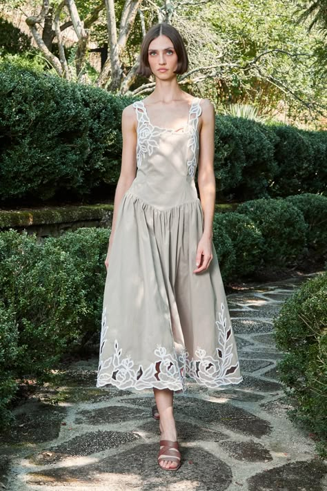 Cinq à Sept Spring 2025 Ready-to-Wear Fashion Show | Vogue Linen Dresses Summer Chic, Cutwork Dress, Personal Uniform, Linen Dresses Summer, Rtw 2023, Resort 2025, Trend 2025, Siskin, Summer Embroidery