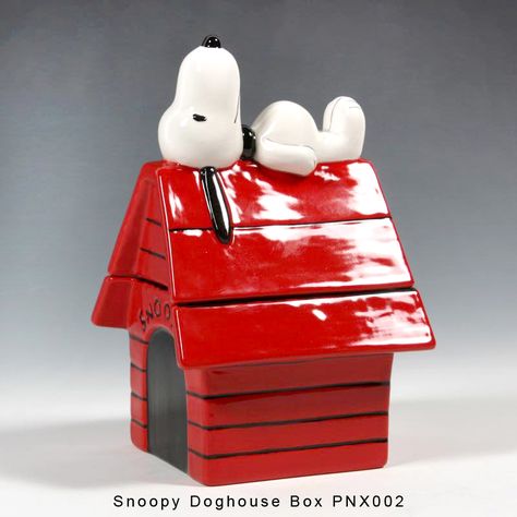 PNX 002 - Snoopy Doghouse Box Snoopy Pottery, Snoopy Doghouse, Clay Box, Sculpture Art Clay, Diy Craft Kit, Clay Diy Projects, Ceramic Boxes, Garden Pottery, Ceramics Ideas