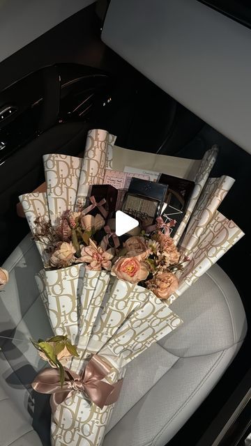 L U S H A M P E R S on Instagram: "her face card will never decline👸🏽🩰✨🤍 the most unreal makeup bouquet!!🥹  DM to order💌  #makeupbouquet #bouquetflowers #bouquetideas #pinkpinkpink #diormakeup #dioraddict #charlottetilburymakeup #bouquetlover #bouquetsforher #makeupessentials #makeupbouquetgift #makeupbrands #happygirl #girlyaesthetics #girlythings #luxurymakeup" Bouquet With Pictures, Flowers Bouquet Brown Paper, Brown Paper Bouquet Wrapping, Makeup Bouquet Gift, Flowers In Brown Paper Bouquets, Flower Bouquet Aesthetic Brown Paper, Big Flower Bouquet Aesthetic, Makeup Bouquet, Airport Fit