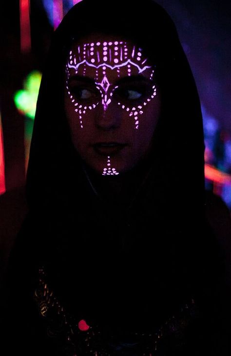 Uv Makeup Ideas, Neon Face Paint Ideas, Black Light Makeup, Uv Face Paint, Neon Face Paint, Uv Makeup, Halloween Costumes 2022, Glow Paint, Round Of Applause