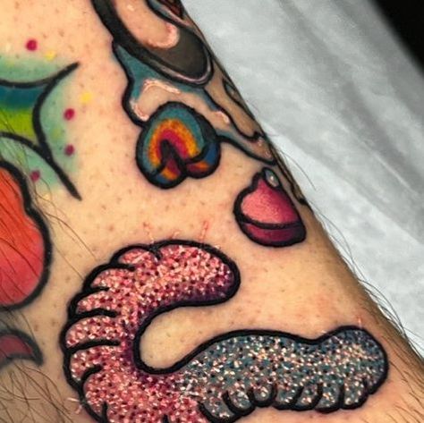 SPICY SPARKLEZ✨ on Instagram: "I loveeee tattooing food!! Here’s a super cute lil pink and blue sour gummy worm from a few days back since I’m behind on posting! 💗💙 • • • #glittertattoo #sparklytattoo #food #foodtattoo #candy #candytattoo #y2k #glitter #sour #gummyworm #girlytattoo #rainbowtattoo #neotraditional #neotrad #stickertattoo #traditionaltattoo #kawaiitattoo #kawaii #rhodeisland #newengland #westwarwick" Banana Split Tattoo, Gummy Worm Tattoo, Sour Patch Kid Tattoo, Sucker Tattoo, Gummy Bear Tattoo, Worm Tattoo, Sour Worms, Y2k Glitter, Candy Tattoo