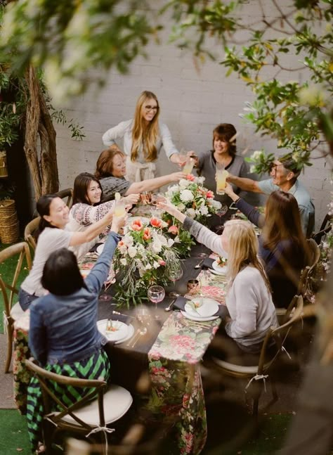 Picnic Dinner Party, Dinner Party Style, Backyard Dinner, Backyard Dinner Party, Bachelorette Party Destinations, Family Backyard, Cheers Photo, Outdoor Dinner Parties, Family Lunch