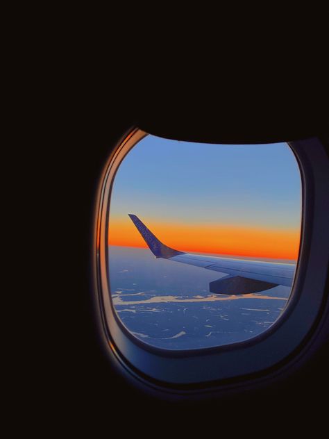 Sunset In Airplane, Aeroplane Pictures, Plane Wing, Travel Advertising Design, Airplane Pictures, Fly Travel, Plane Photography, Travel Fashion Girl, Airport Aesthetic