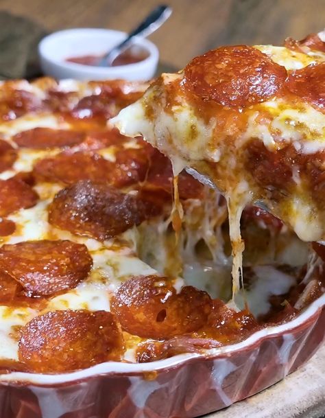 Bubble Pizza, Bubble Up Pizza, Melt Recipe, Pizza Casserole, Cheesy Casserole, Bubble Up, Party Dishes, Gooey Cheese, Pizza Bake